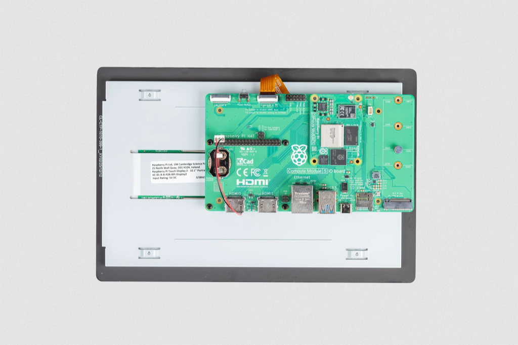 安装并连接到 10 英寸触摸显示屏 2 的 Raspberry Pi Compute Module IO 板